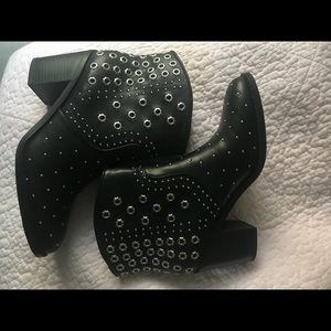 NEVER WORN FOREVER 21 BOOTIES